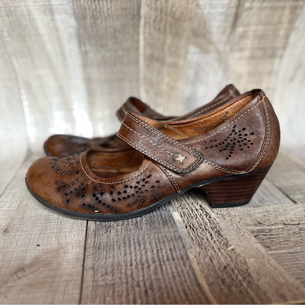 Sofft Tan Leather Cut-Out Heels